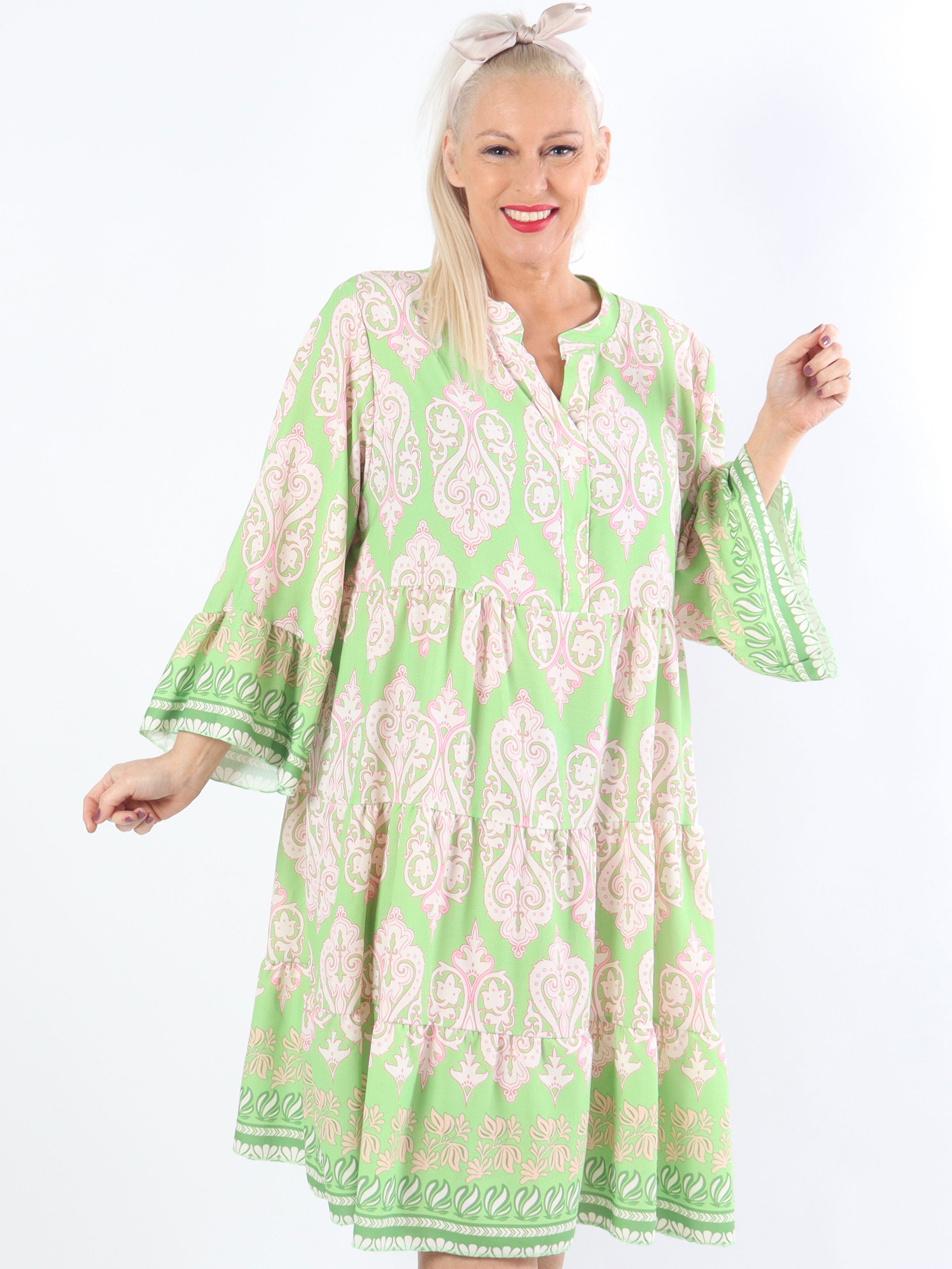 Vigdis - Söt mönstrad plus size-klänning i lager på lager-look